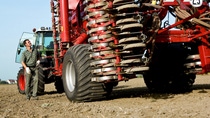 Dirk Wendel, Betriebsleiter Gutsbetrieb Rehhütte, kontrolliert die am Traktor angehängte Sämaschine vor der Aussaat. Der ca. 480 ha große BASF Gutsbetrieb wird als realer landwirtschaftlicher Betrieb bewirtschaftet. Die dabei gewonnenen Erfahrungen werden in vielfältiger Weise genutzt, um Landwirten nachhaltige Lösungen anbieten zu können. Dirk Wendel, Betriebsleiter Gutsbetrieb Rehhütte, kontrolliert die am Traktor angehängte Sämaschine vor der Aussaat. Der ca. 480 ha große BASF Gutsbetrieb wird als realer landwirtschaftlicher Betrieb bewirtschaftet. Die dabei gewonnenen Erfahrungen werden in vielfältiger Weise genutzt, um Landwirten nachhaltige Lösungen anbieten zu können.