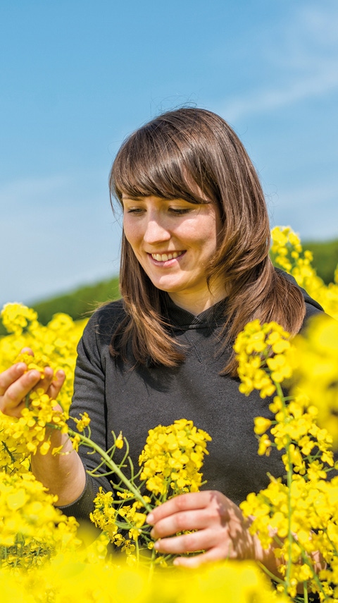 Joven agricultor en una plantación